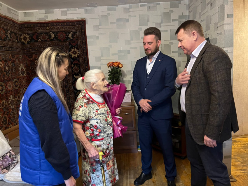 Жуковские партийцы поздравили со 103-летием ветерана Великой Отечественной войны Марию Сердюк.