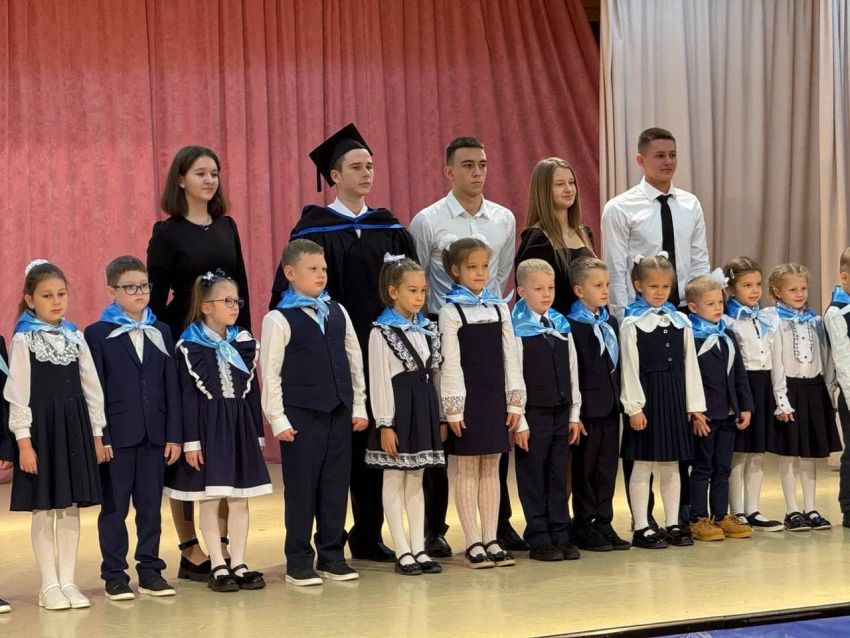 Жуковские партийцы поздравили школьников с Днем лицеиста