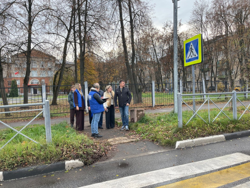 Жуковские партийцы проверили безопасность маршрута “Дом–Школа–Дом” у школы и детсада №8