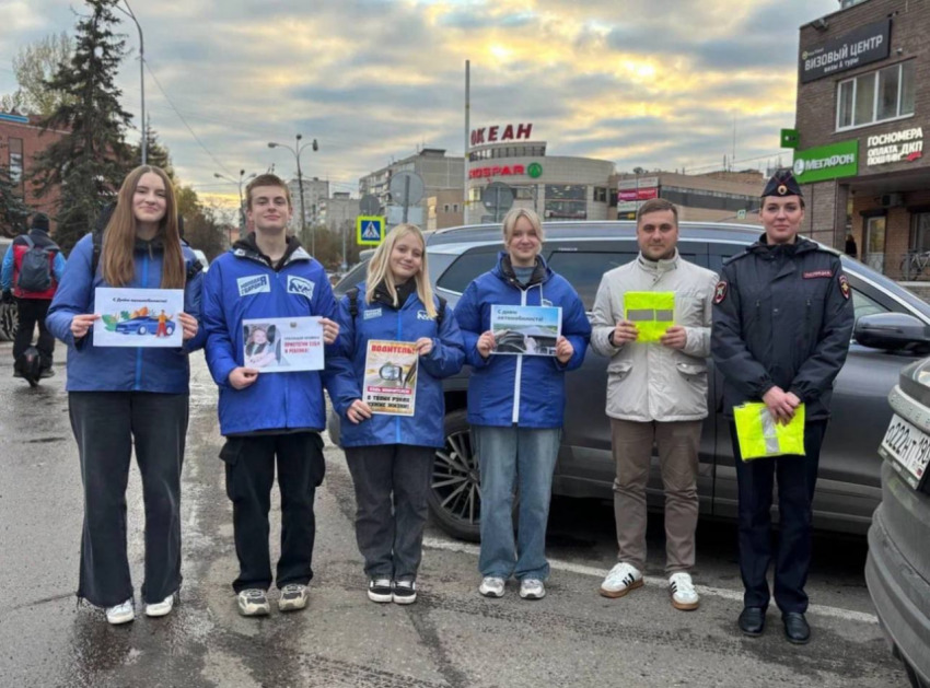 Актив «Единой России» и «Молодой Гвардии» раздал жителям Жуковского сигнальную атрибутику