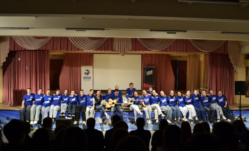 Жуковские партийцы наградили активистов «Молодой Гвардии» в честь Дня добровольца