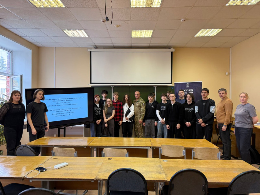 День добровольца Подмосковья: актив «Единой России» провел в Жуковском «Разговоры о важном» для студентов авиационного техникума