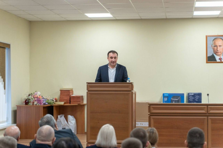 Актив «Единой России» поздравил сотрудников ОВД с профессиональным праздником