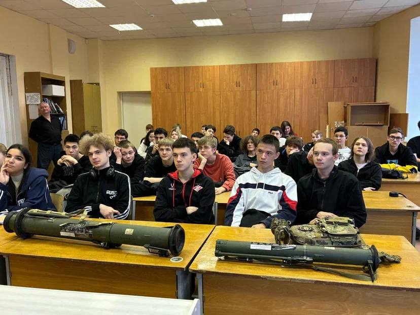 В День памяти панфиловцев актив «Единой России» провёл в Жуковском «Разговоры о важном» для студентов авиационного техникума.