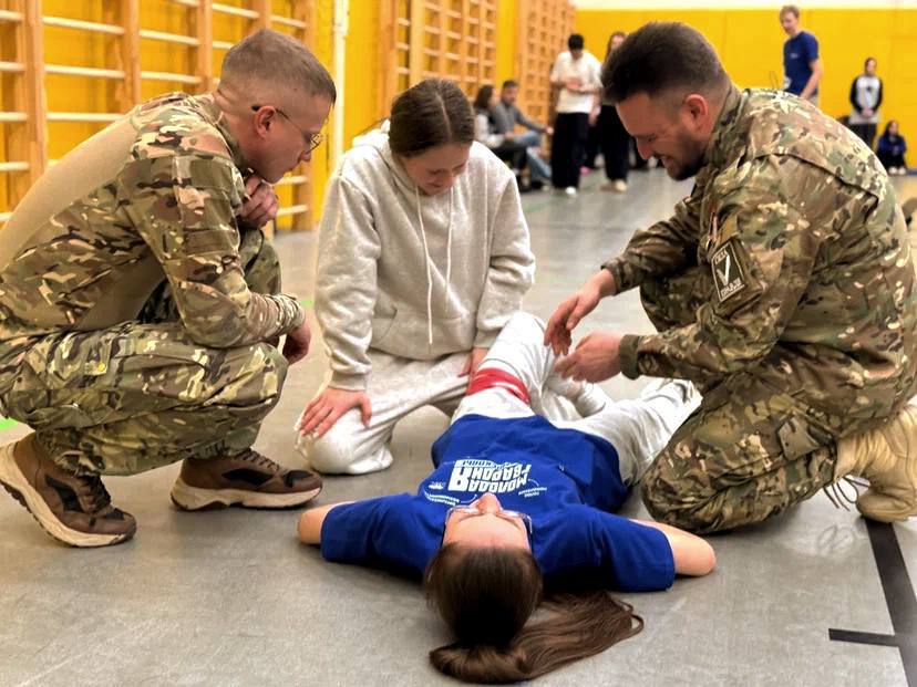 Юные жители Жуковского прошли курс начальной военной подготовки и тактической медицины в рамках проекта «Мир возможностей»