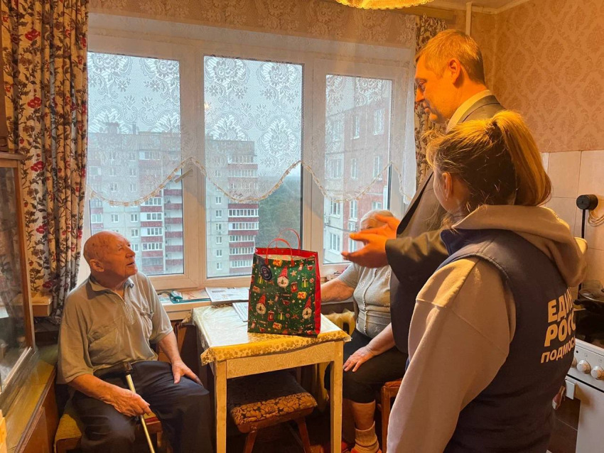 Жуковские партийцы поздравили ветеранов ВОВ с предстоящим Новым годом